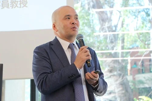 講演中の黒田氏