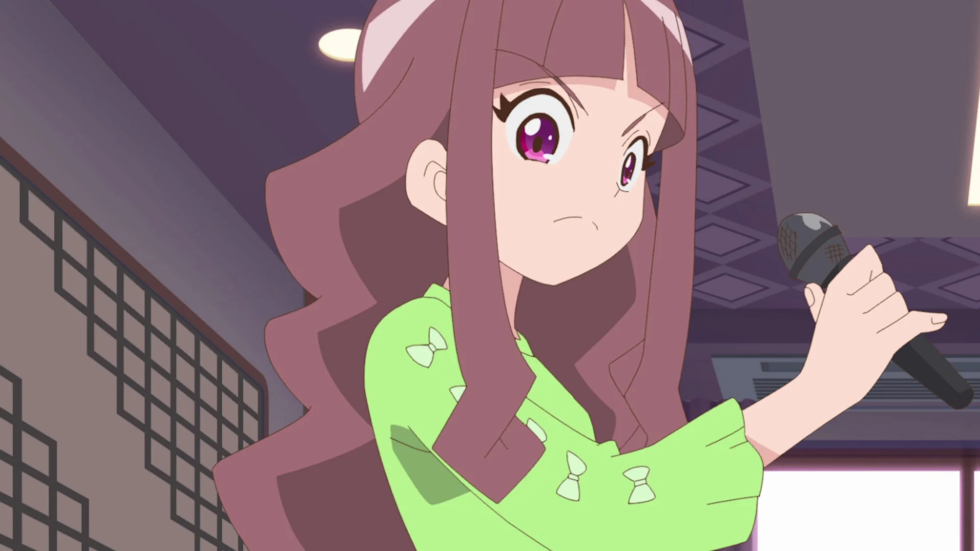 マイクを持つ少女