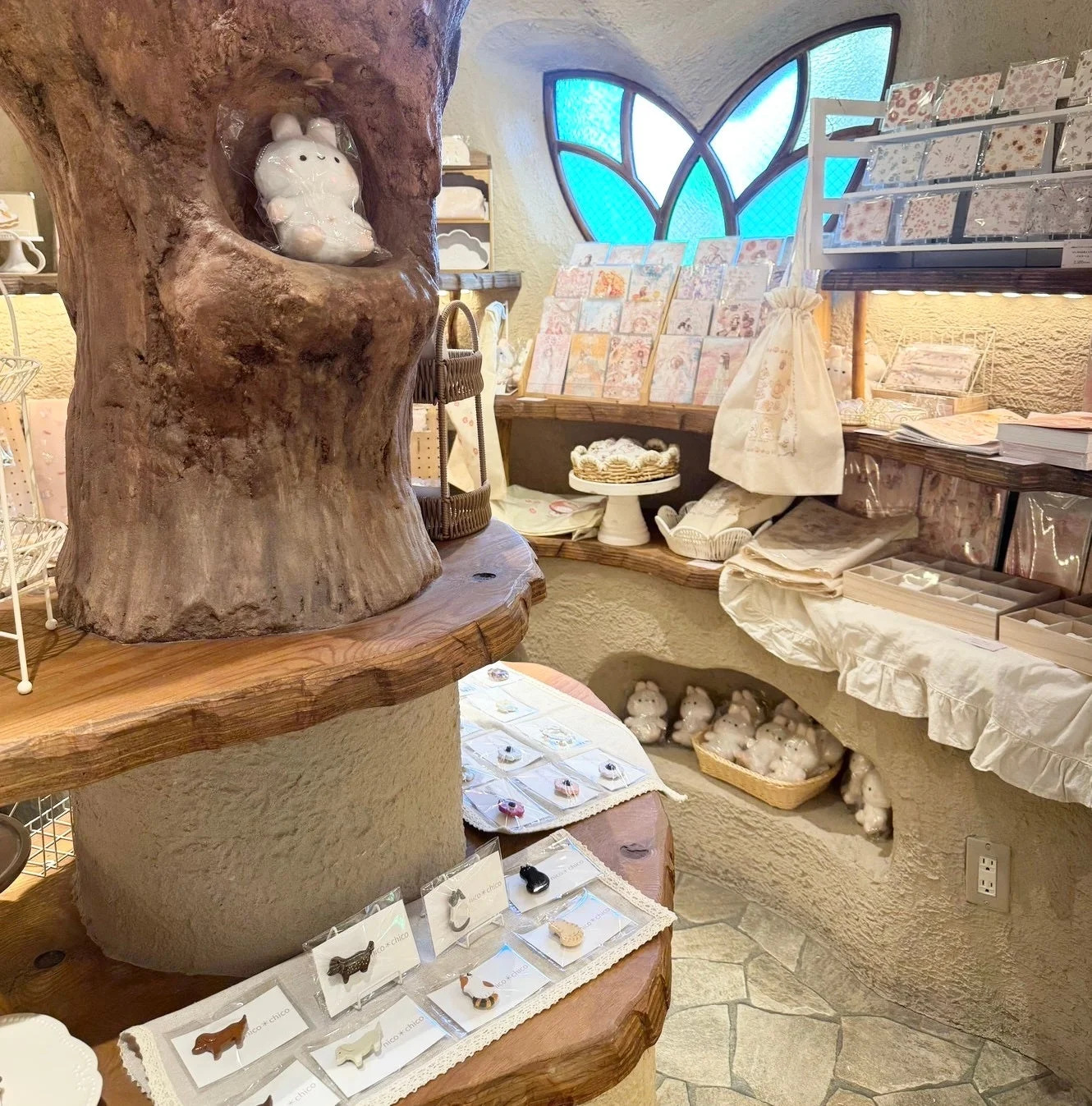 メルヘンチックな雰囲気の雑貨店内部