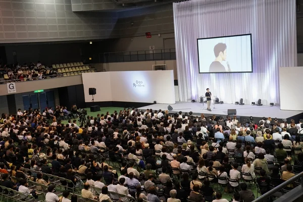 広々とした会場で講演が行われる様子