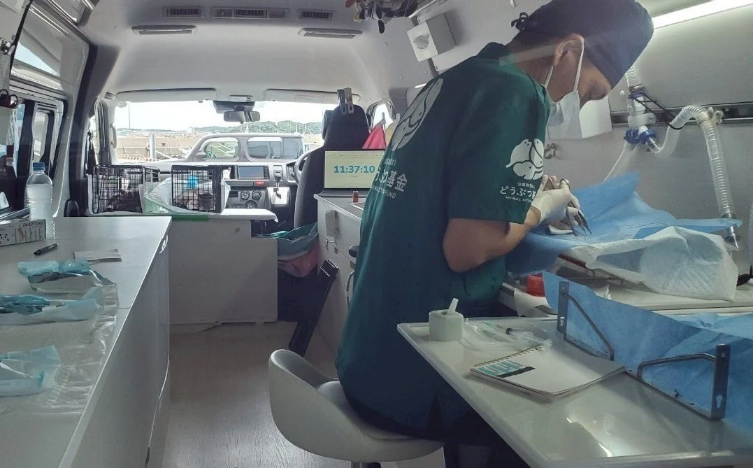 移動診療車での手術風景