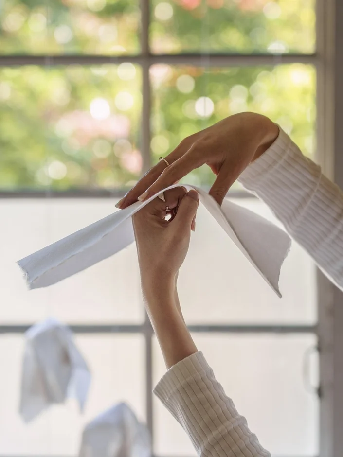 蜜蝋と紙を扱う手