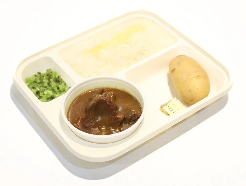 カレーまたはシチューとご飯の食事