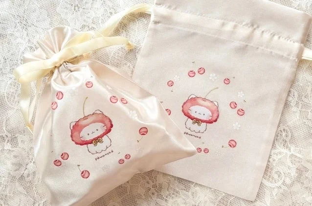 さくらんぼの帽子をかぶった猫の巾着袋