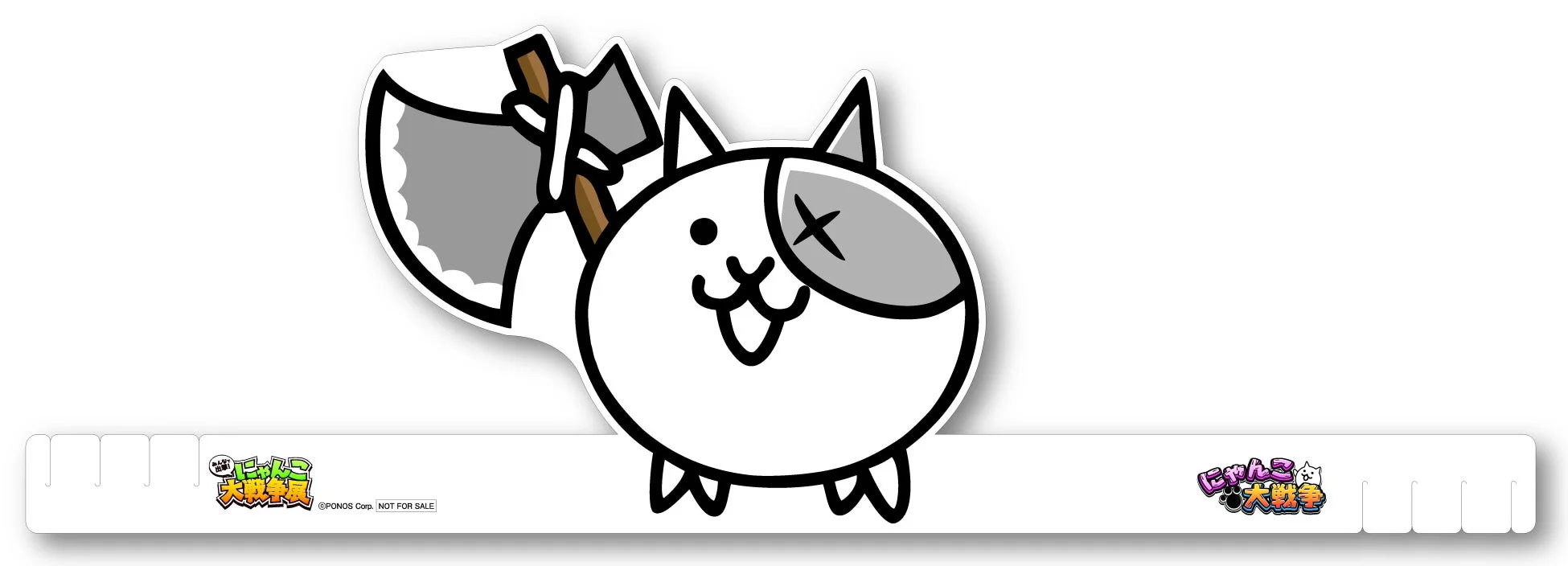 人気ゲーム「にゃんこ大戦争」に登場する、片目にバツ印のパッチを当て、斧を背負った白い猫のキャラクターがデザインされた紙製グッズ