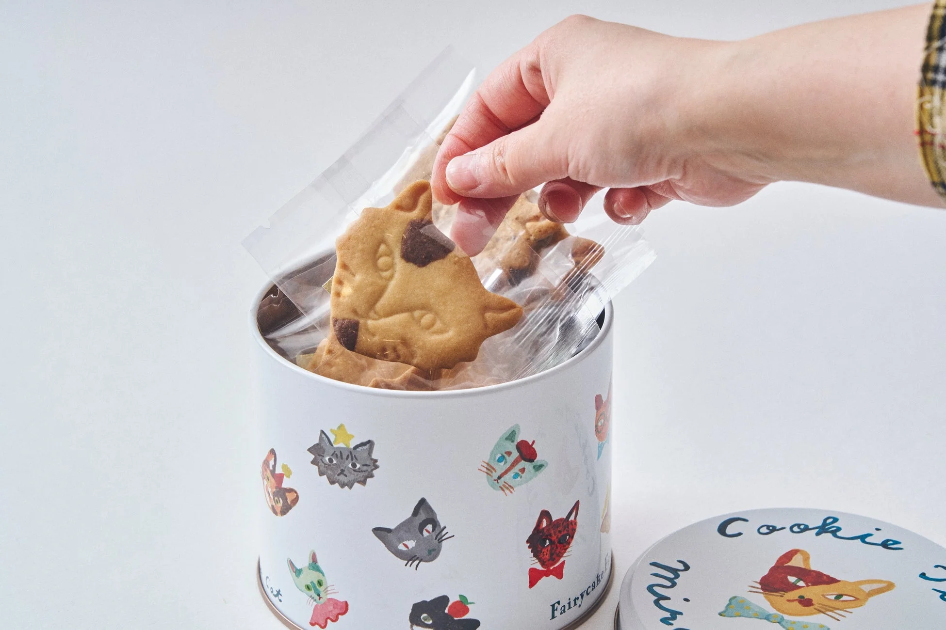 クッキーを手に取る様子