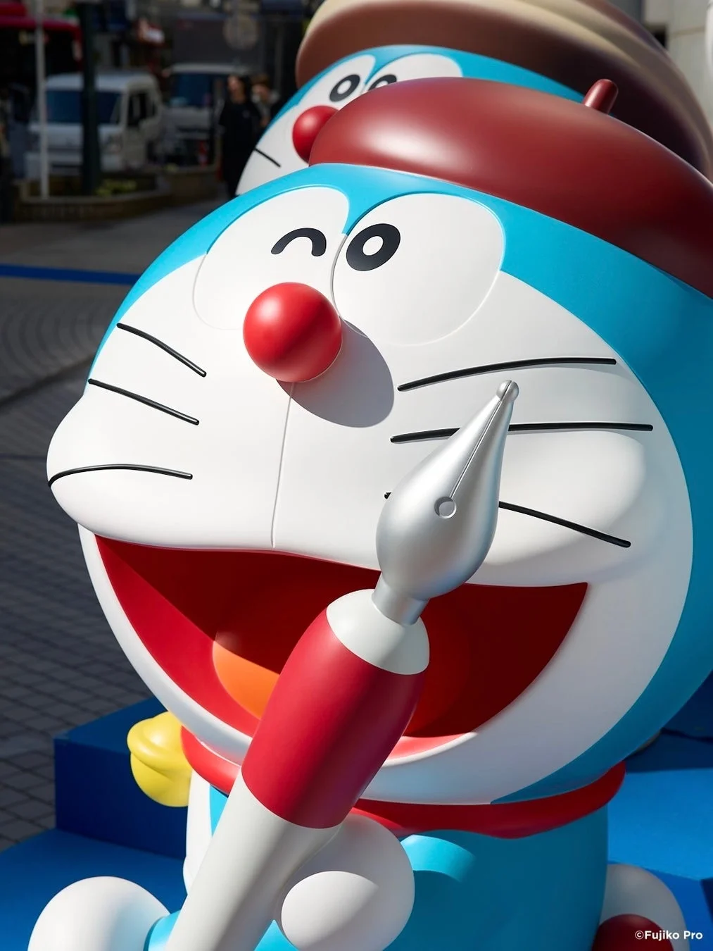 ベレー帽をかぶり筆を持ったドラえもんの像