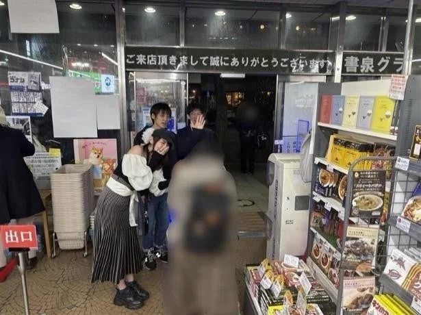 お客様と談笑する様子