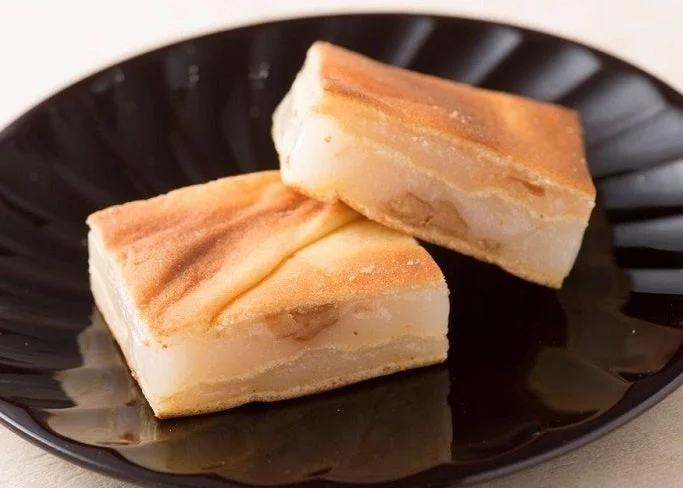 黒い皿に盛られた和菓子