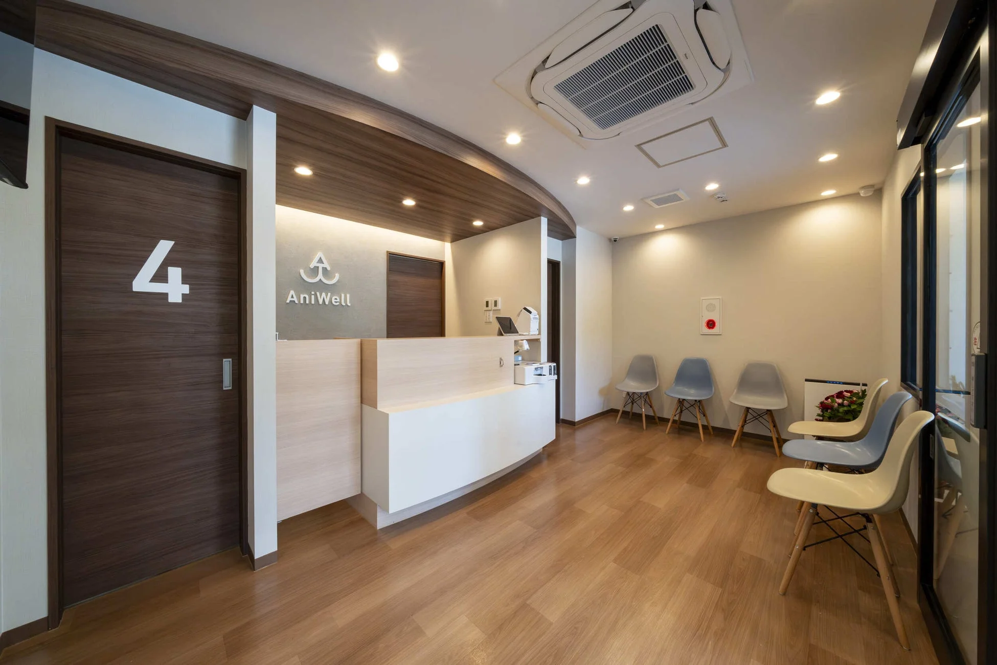 モダンで清潔感のあるクリニックの受付と待合室