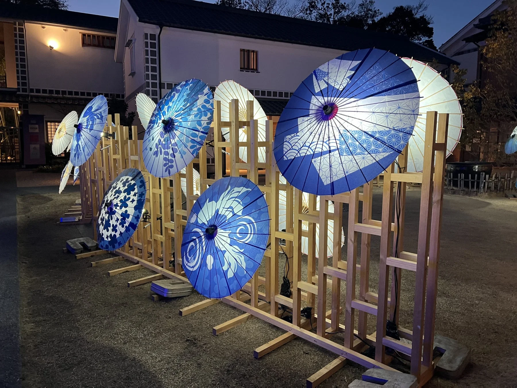ライトアップされた和傘の展示