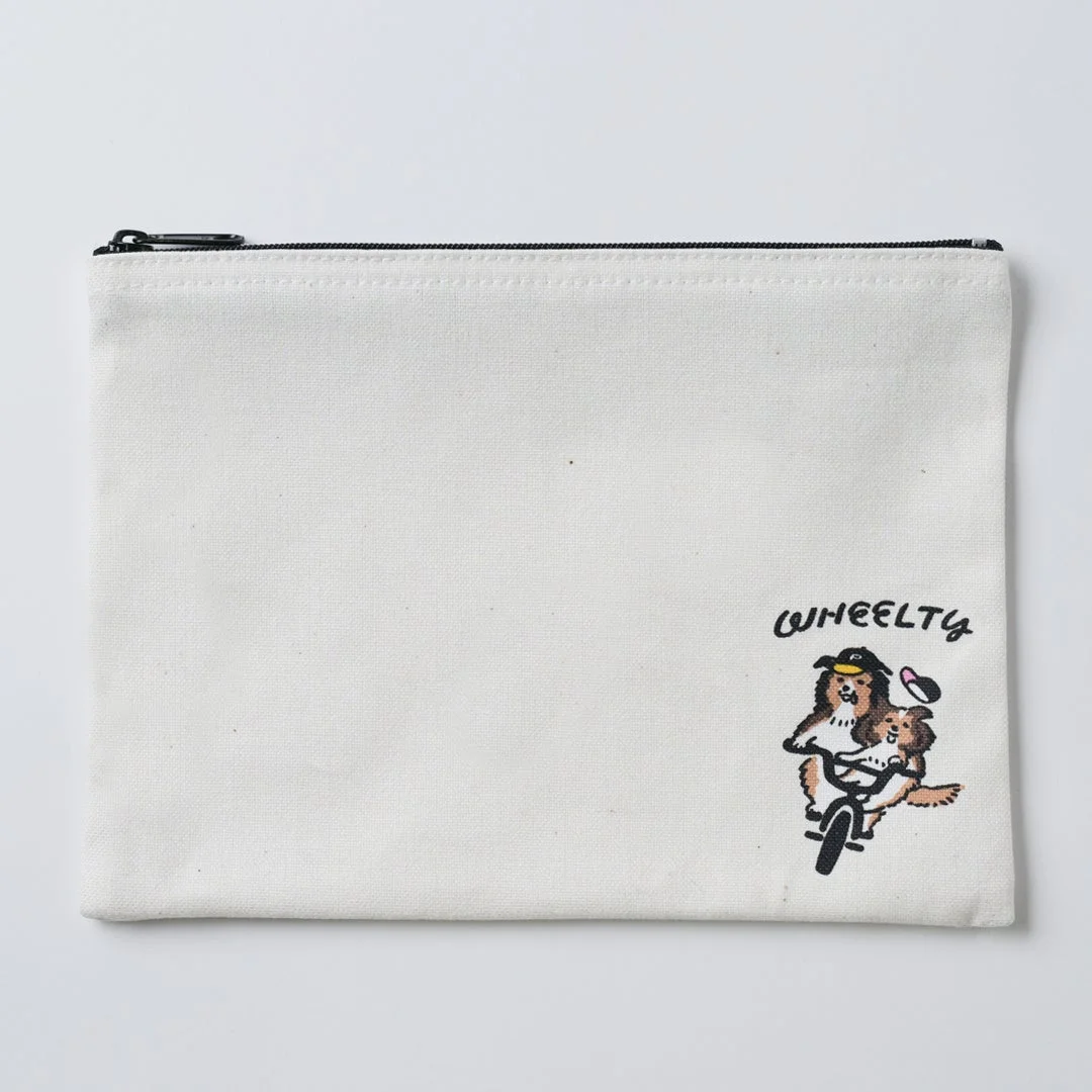 自転車に乗る犬のイラストが描かれた白いキャンバス地のポーチ