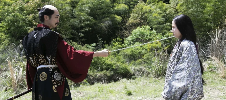 侍が女性に刀を向ける