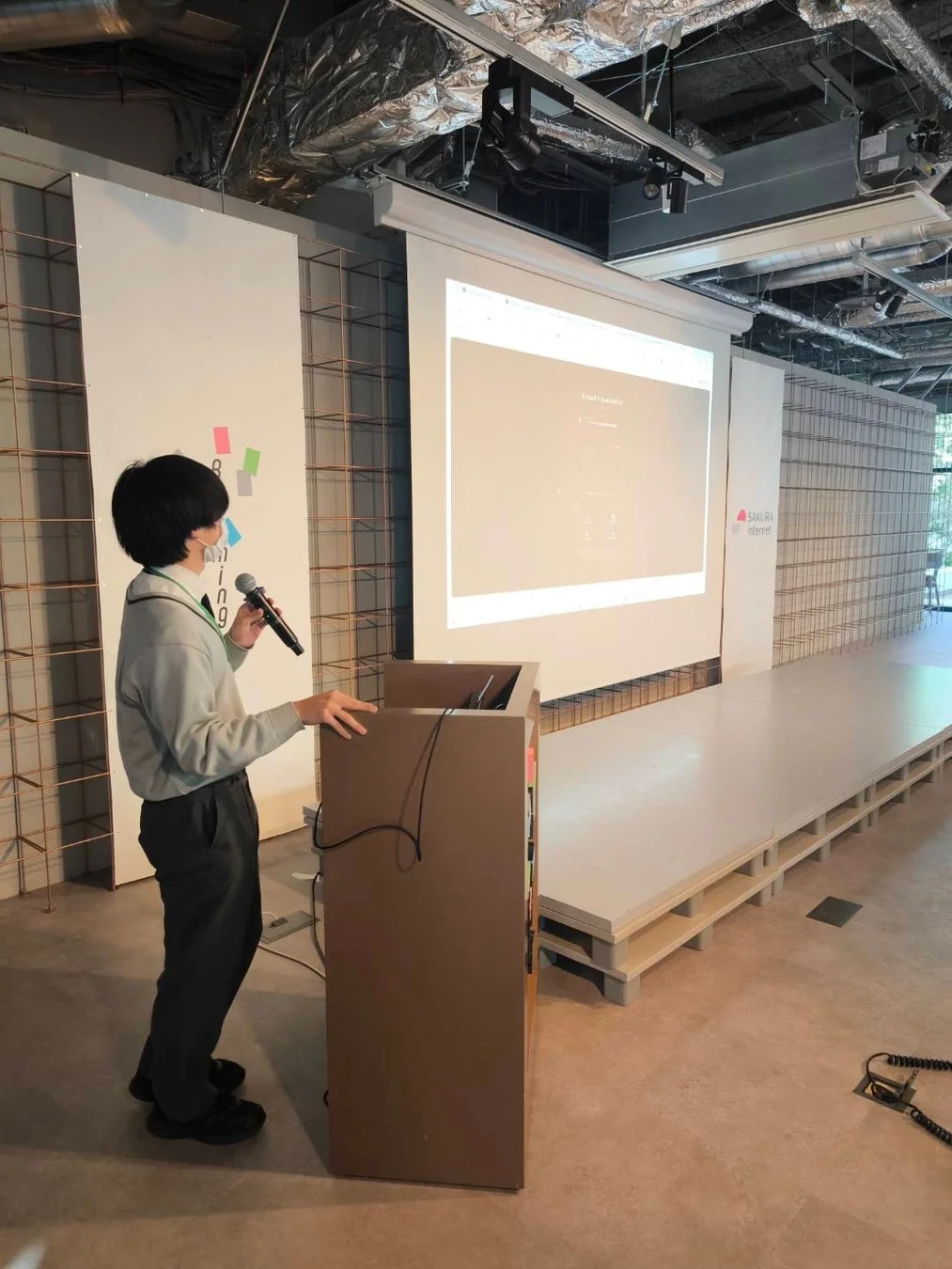 ハッカソンでのプレゼンテーション風景