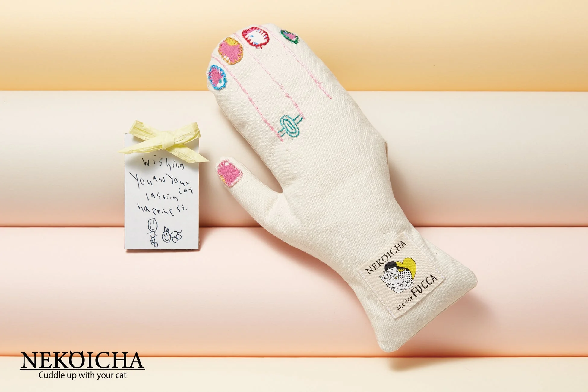 肉球デザインの蹴りぐるみとメッセージカード