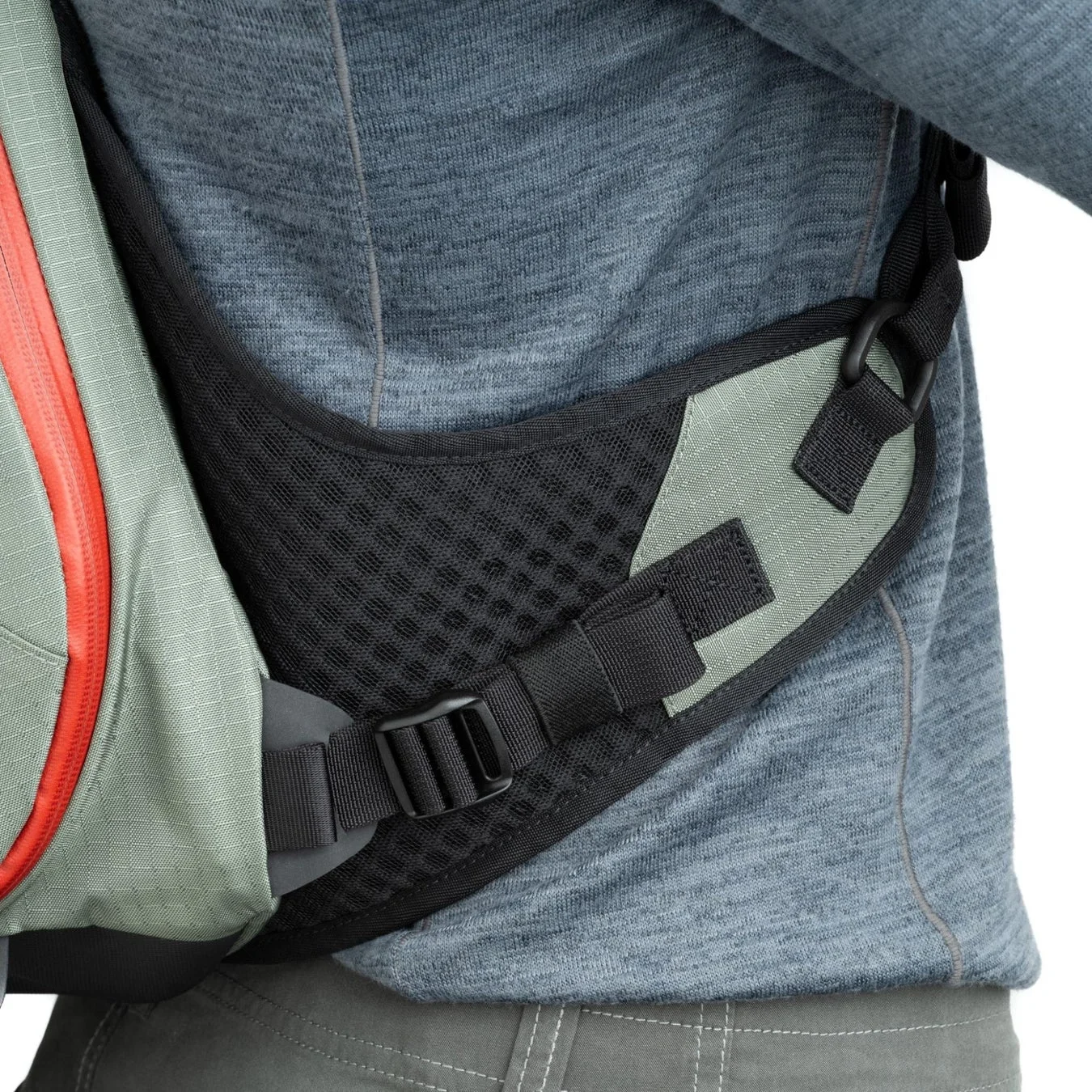 バッグを背負った人物の背面