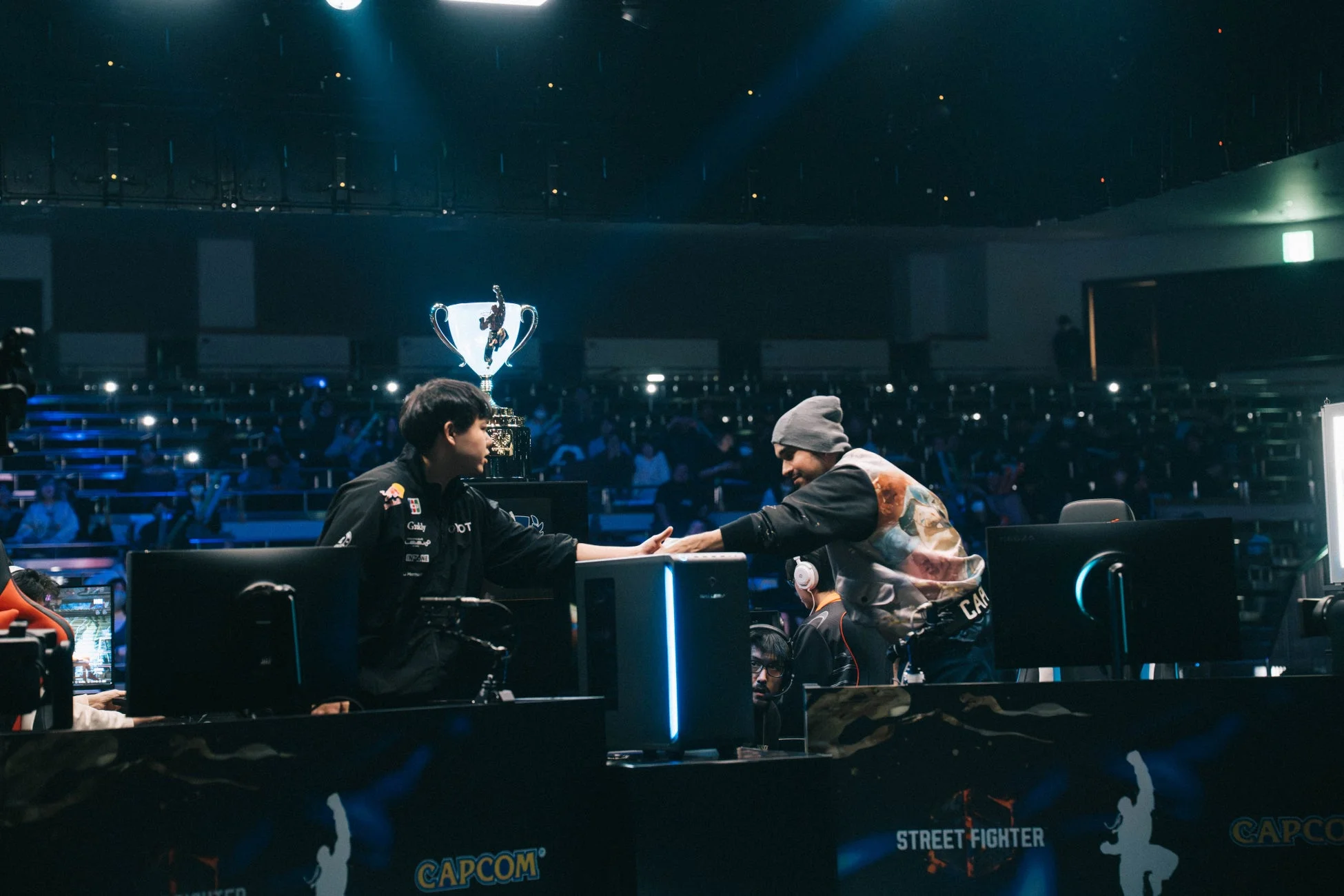 CAPCOM CUP 12で健闘を称え合う選手たち