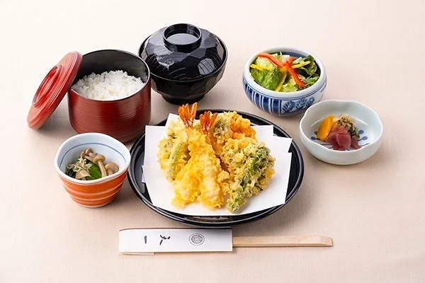 海老や野菜の天ぷらがメインの和定食