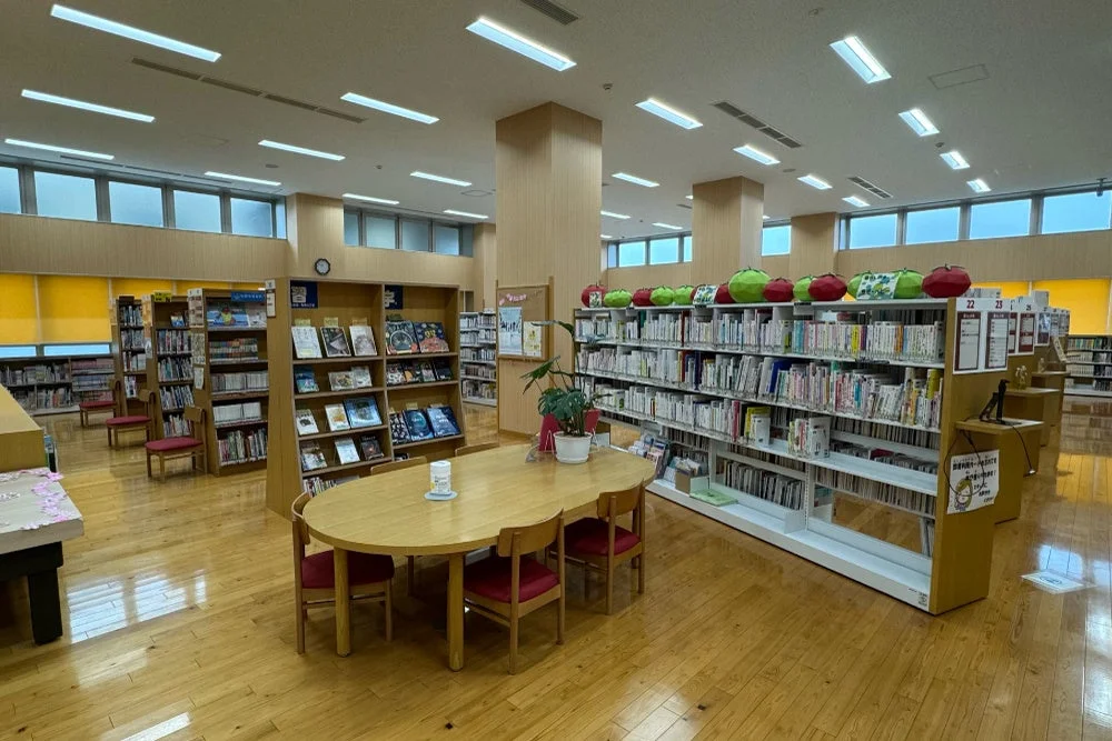 図書館のような書棚と読書スペース