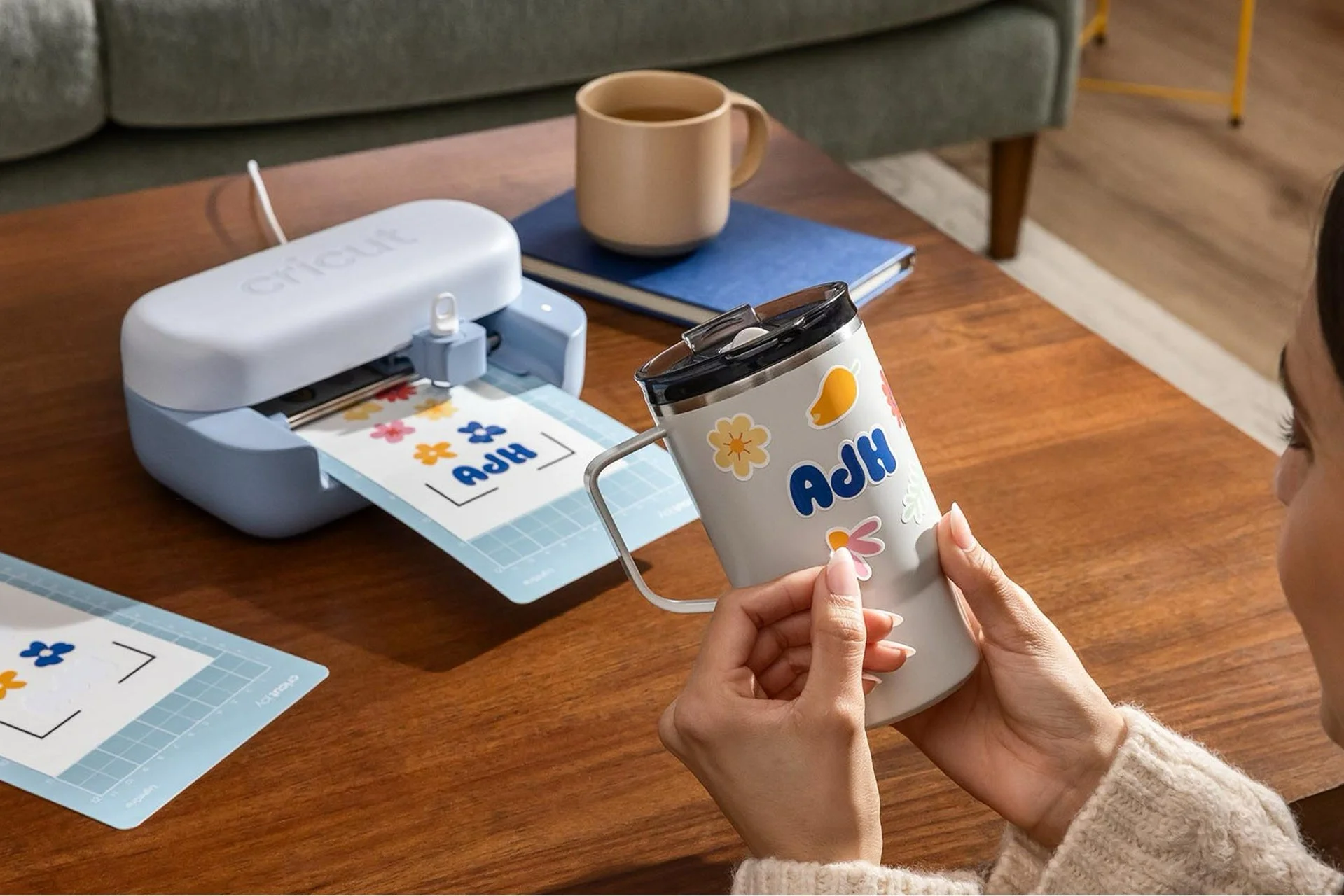 女性がCricut Joy 2でマグカップをデコレーションしている様子