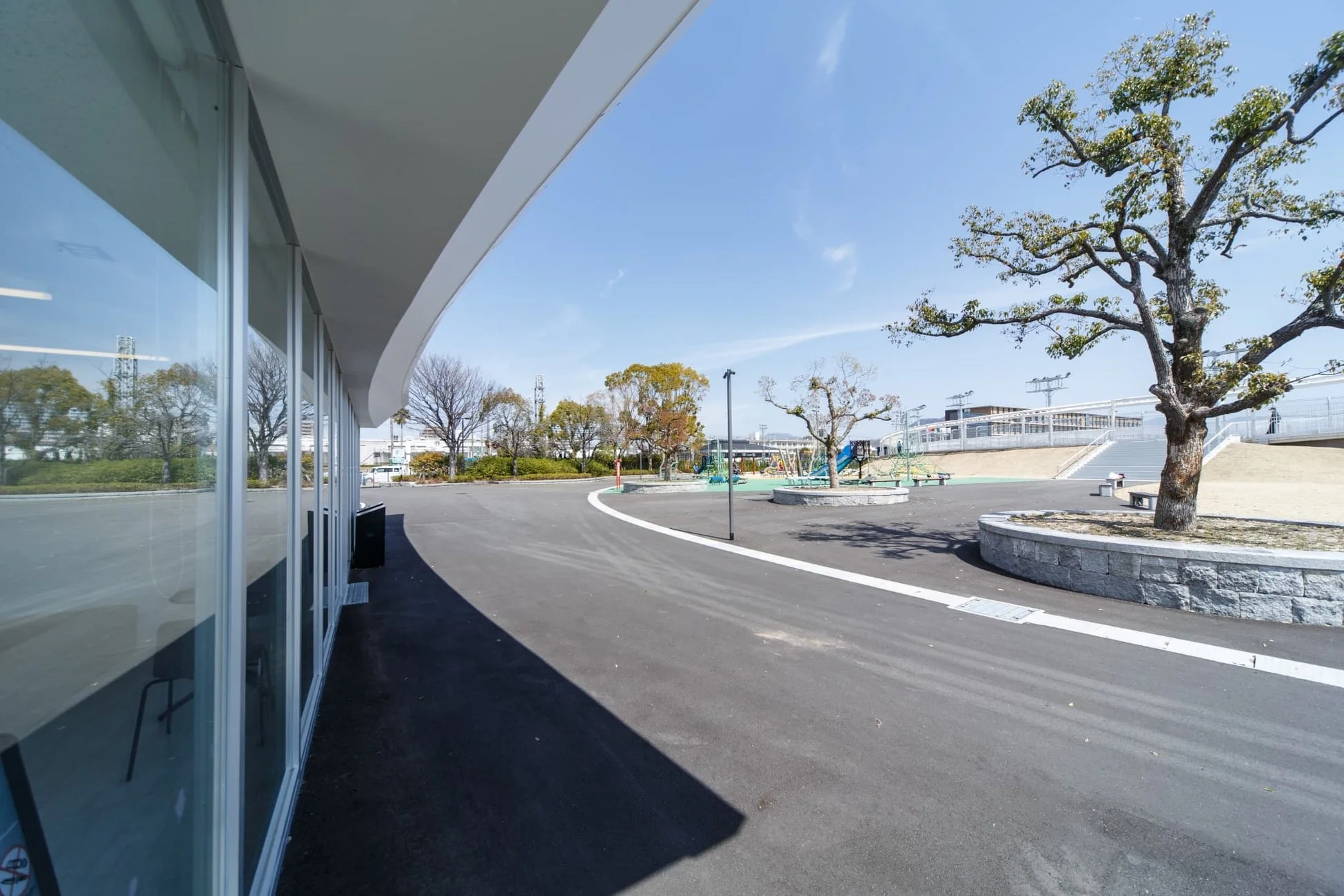 ウエストパークの建物と広場