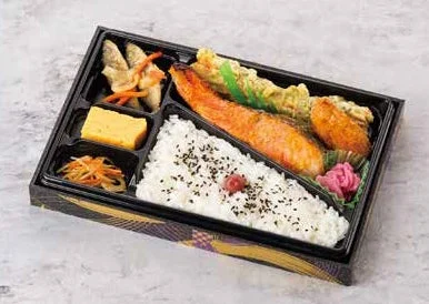 鮭の塩焼きが入った和風弁当