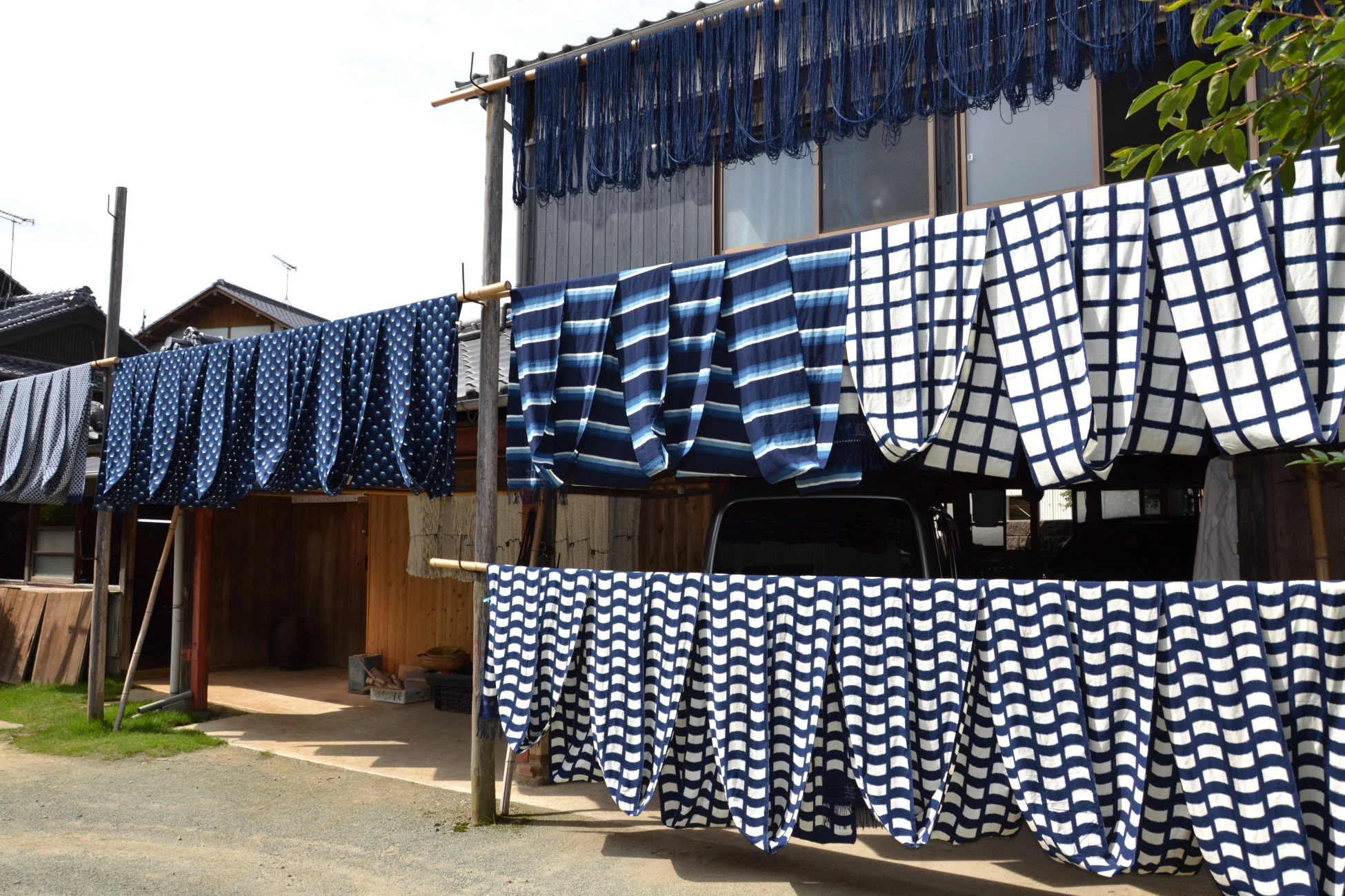 藍染の布が風に揺れている様子