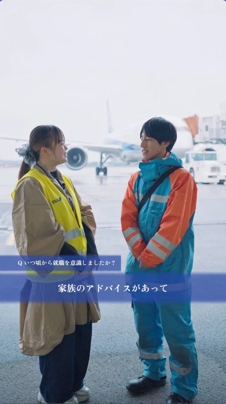 空港でインタビューを受けるANAスタッフ