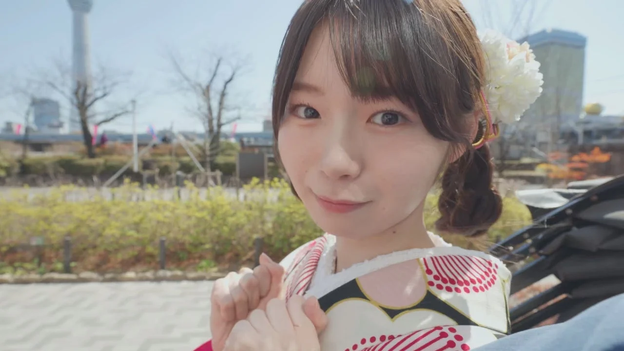 和服姿の笑顔の女性