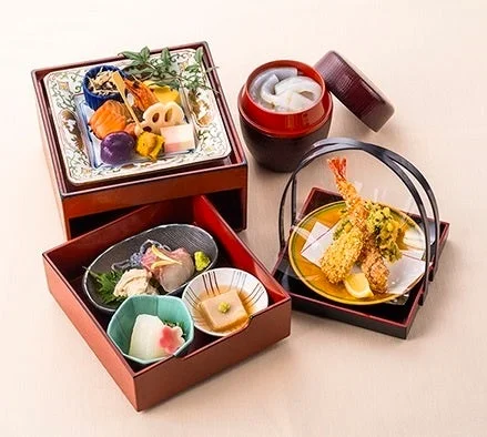 豪華な日本料理の膳
