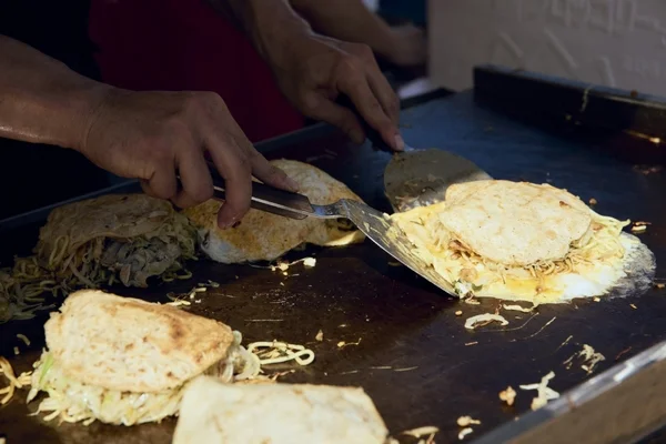 職人が調理する広島の粉物料理