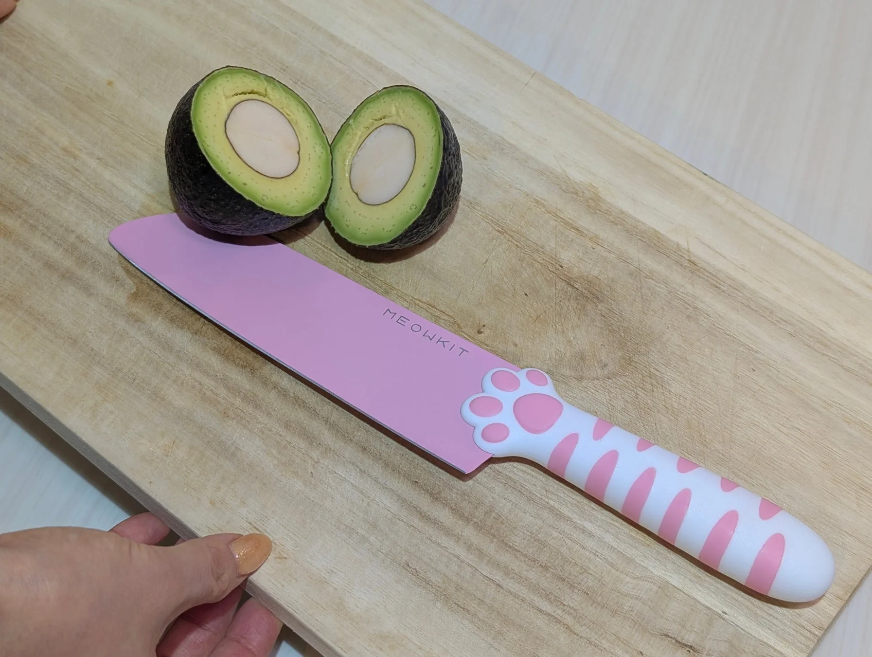 アボカドと猫の足跡デザインの包丁