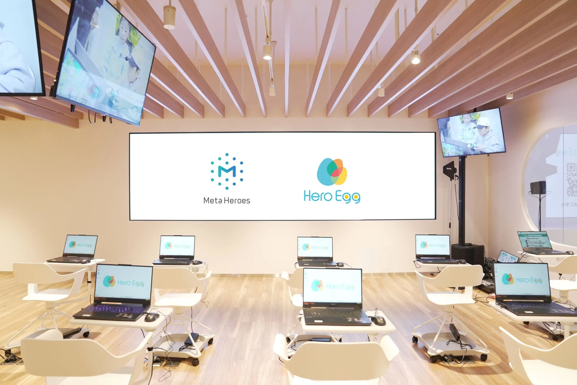 モダンな教室のようなHero Egg内部