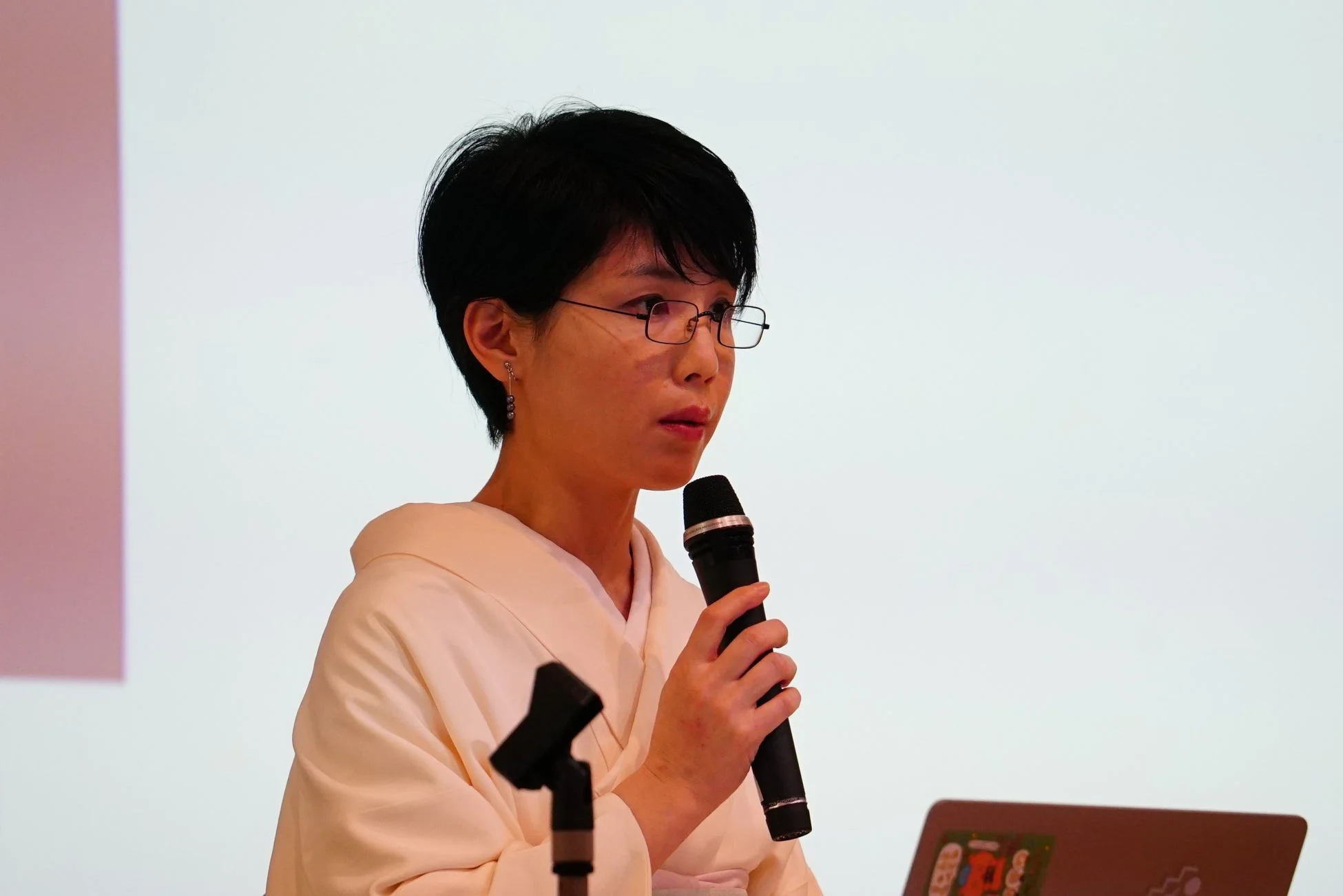 加藤結理子氏が講演する様子