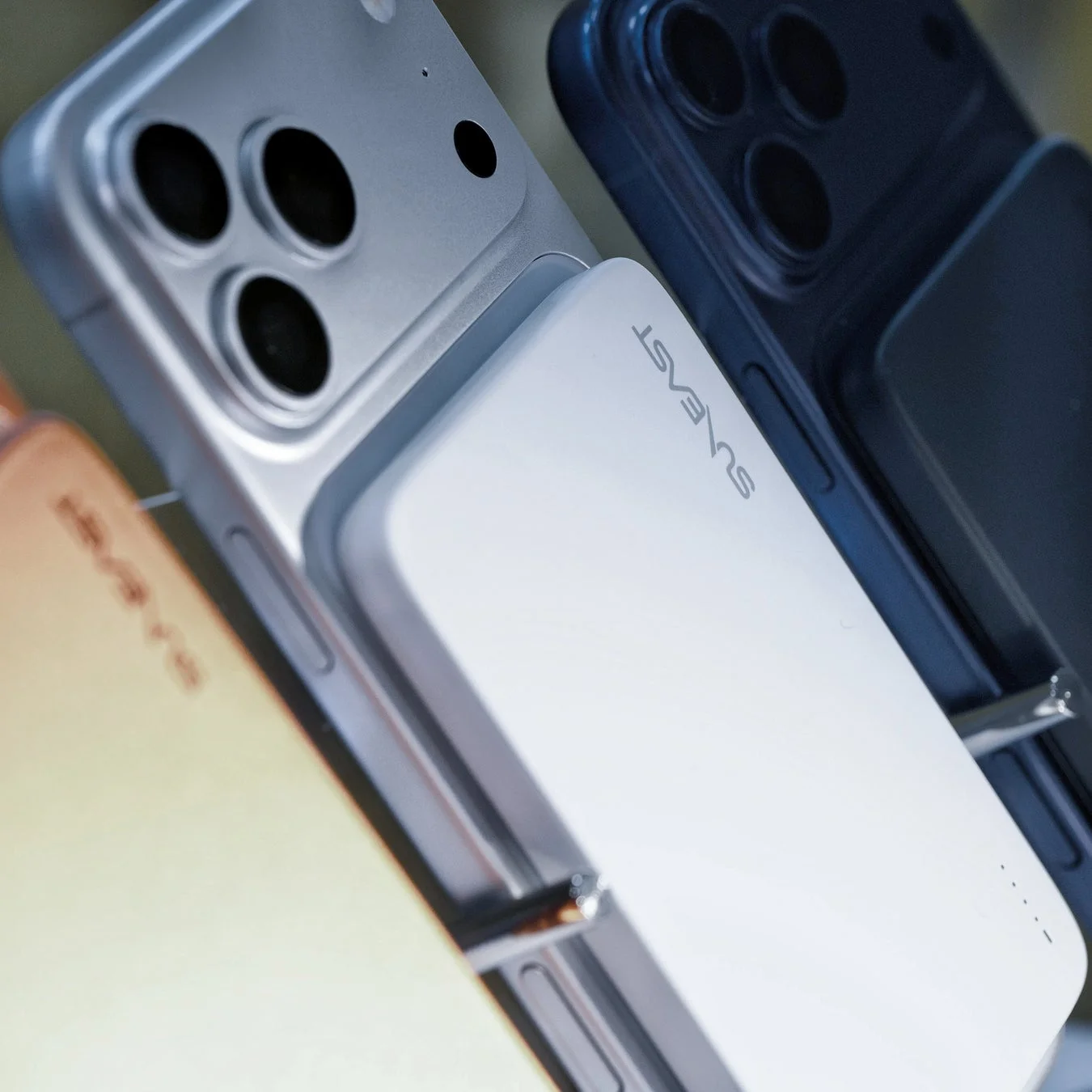 SUNEAST製モバイルバッテリーとスマートフォン