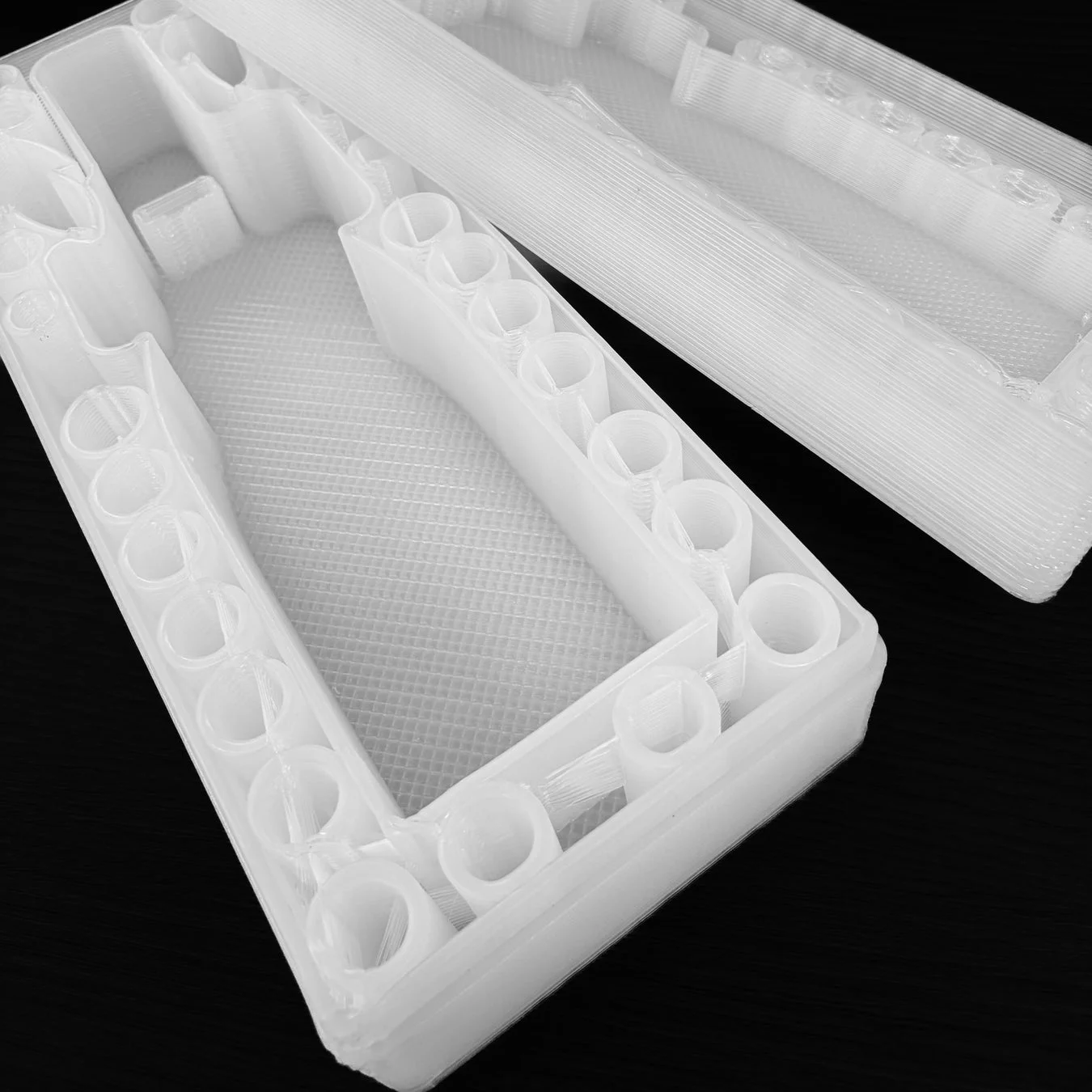 半透明のプラスチック製トレイ