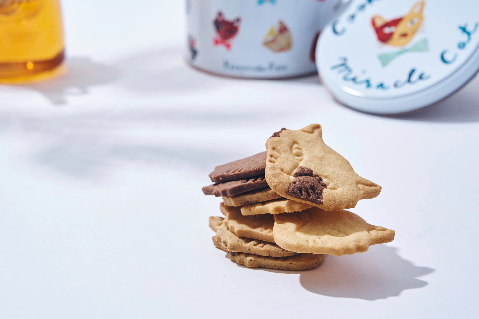 積み重ねられたネコ型クッキー