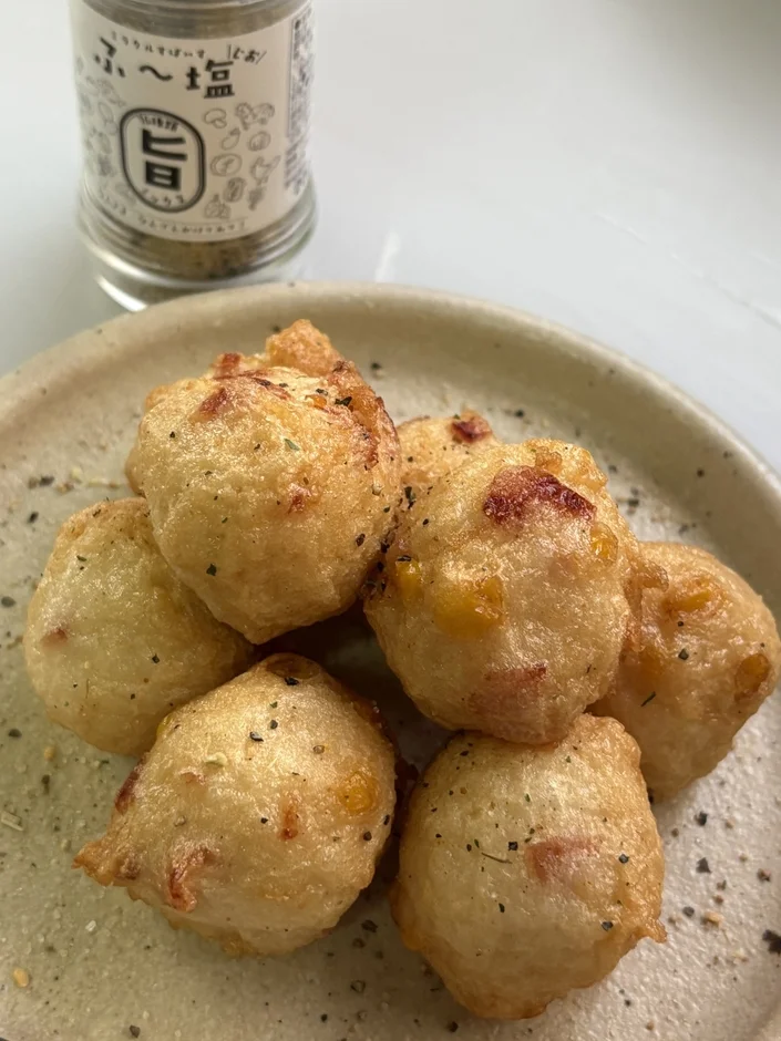 糸石屋のベーコンとコーンのすり身揚げ