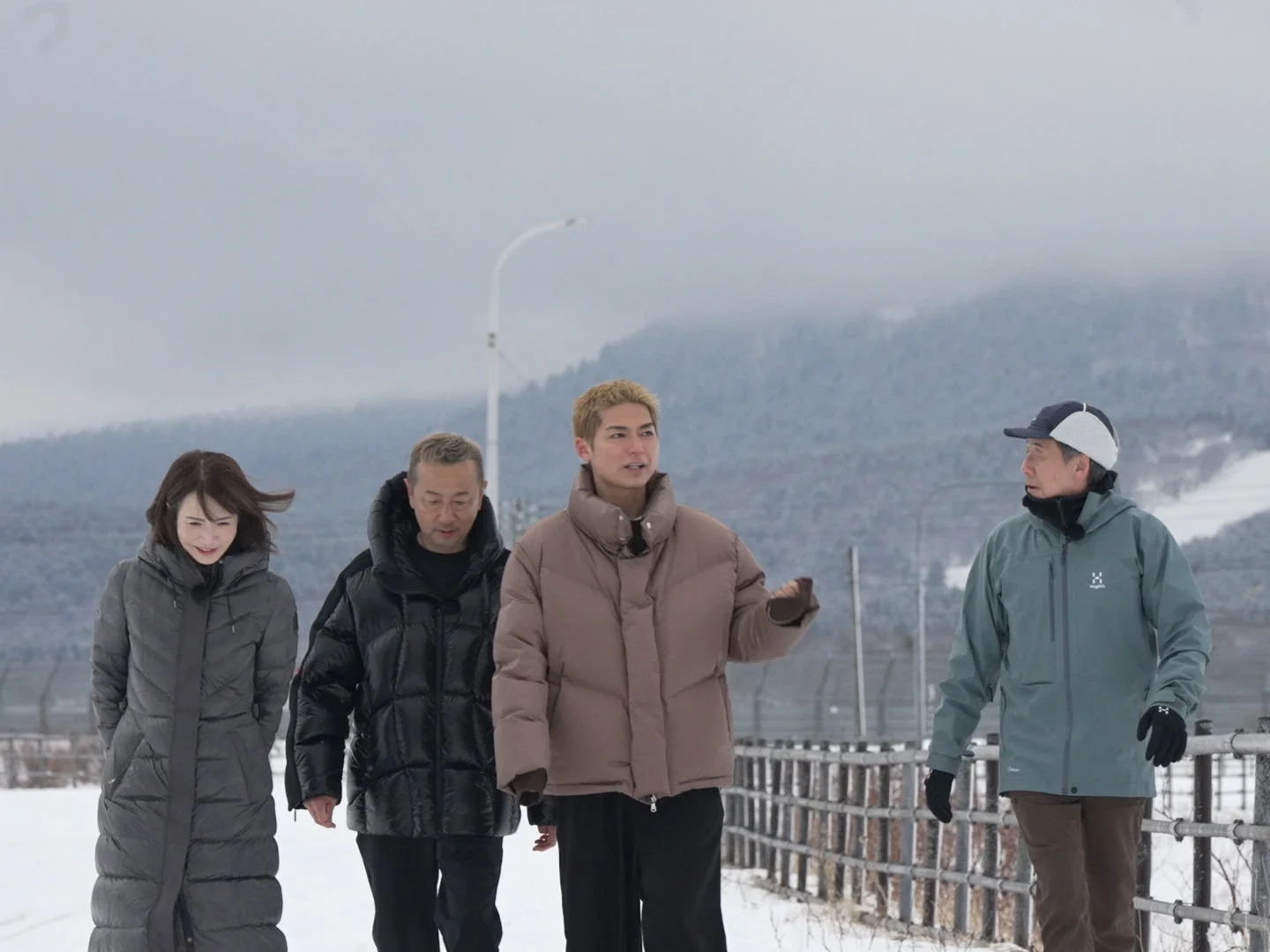 雪景色の中を歩く人々