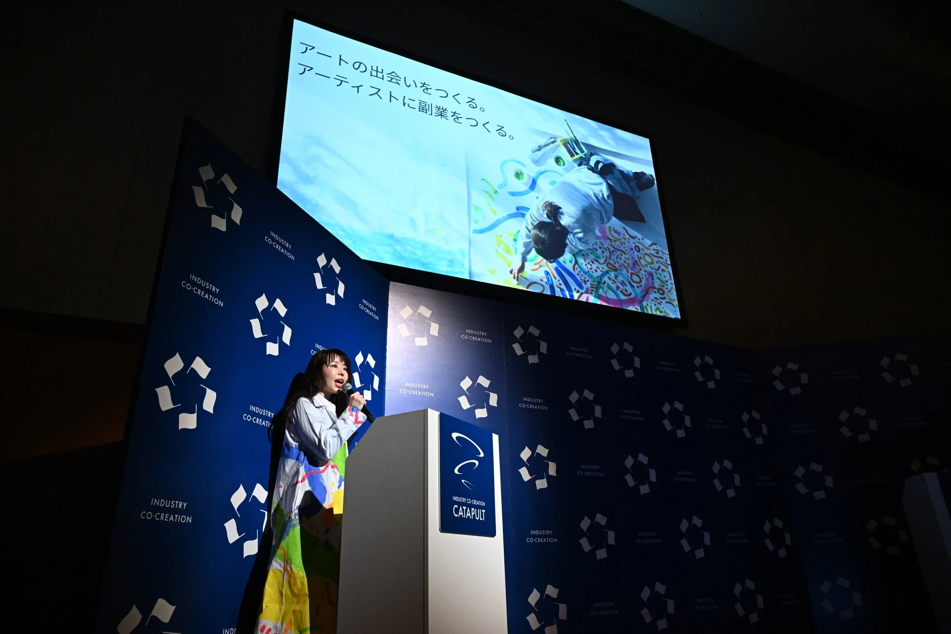 アートの出会いをつくる。アーティストに副業をつくる。