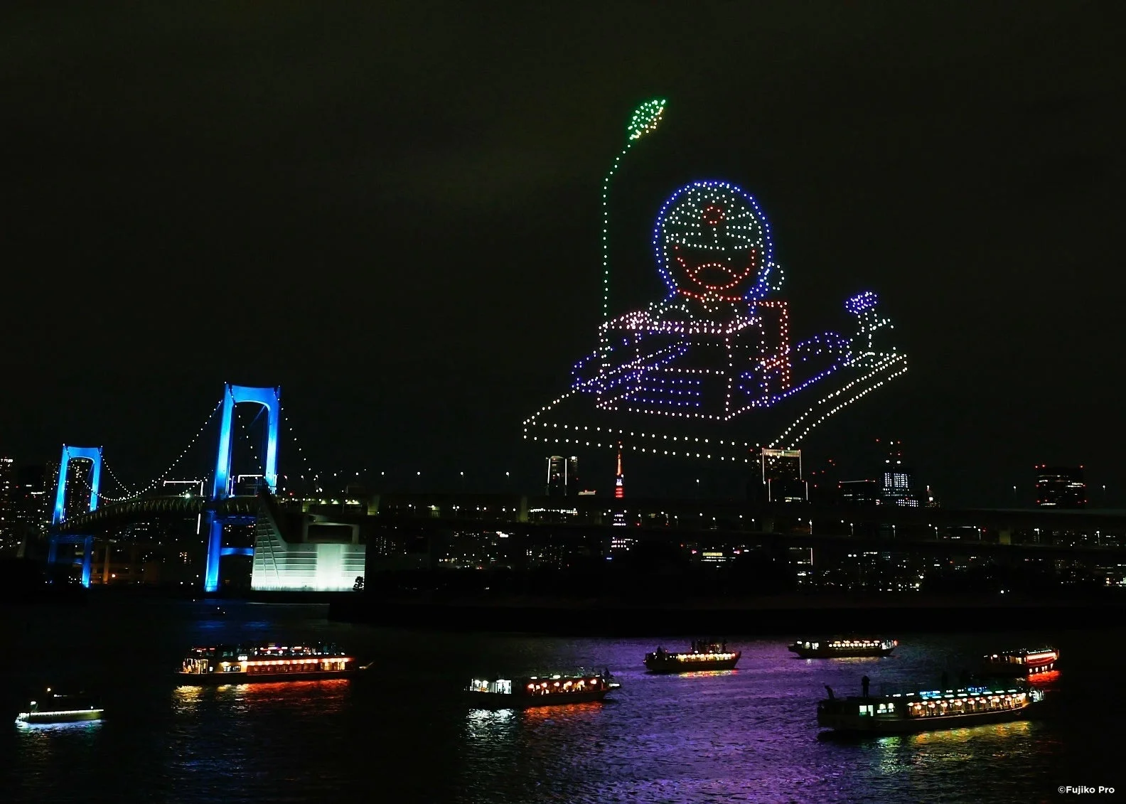ドラえもんがもしもボックスを持つ姿をドローンが描き出す夜景