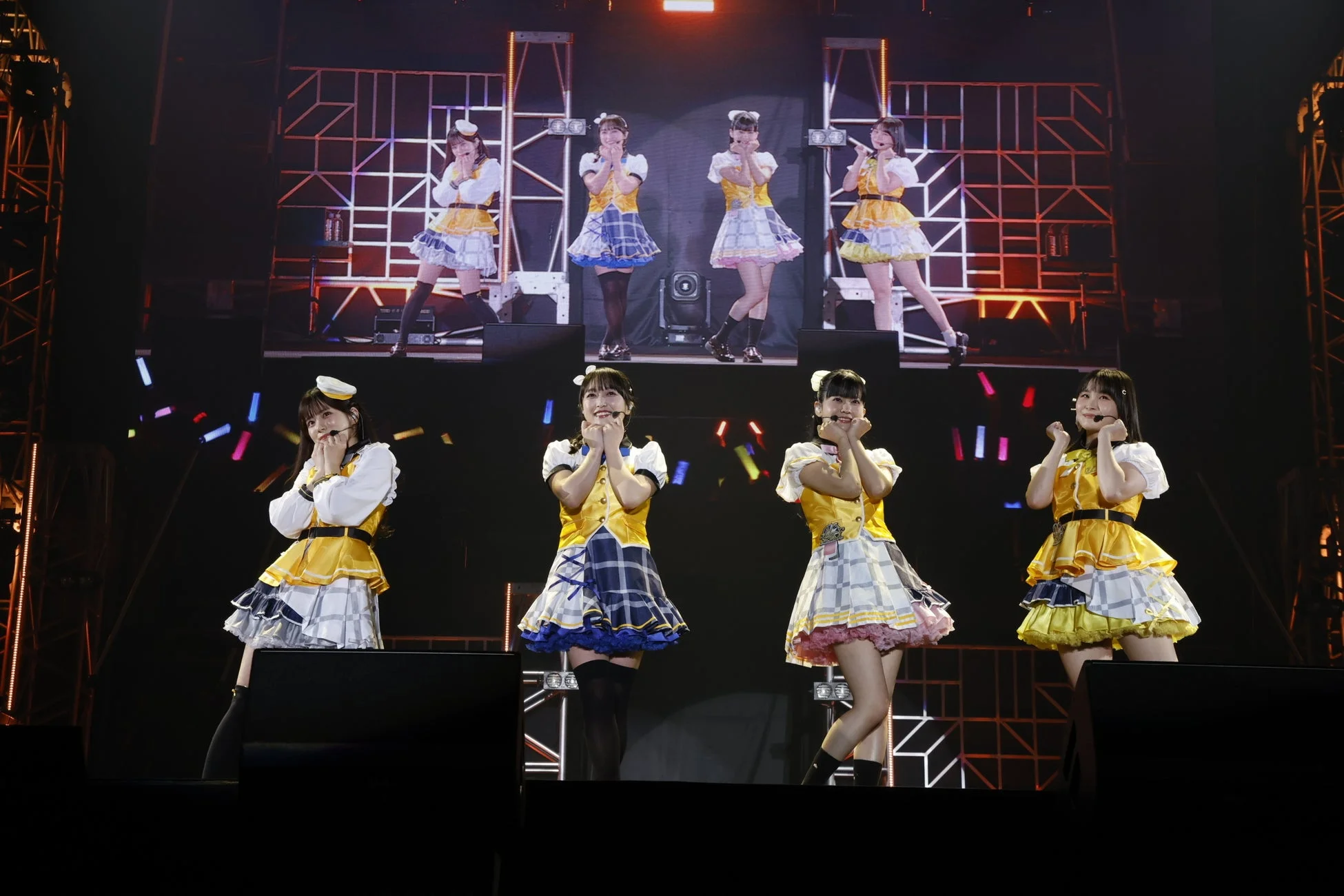 ステージ上でパフォーマンスする虹ヶ咲学園スクールアイドル同好会のメンバー