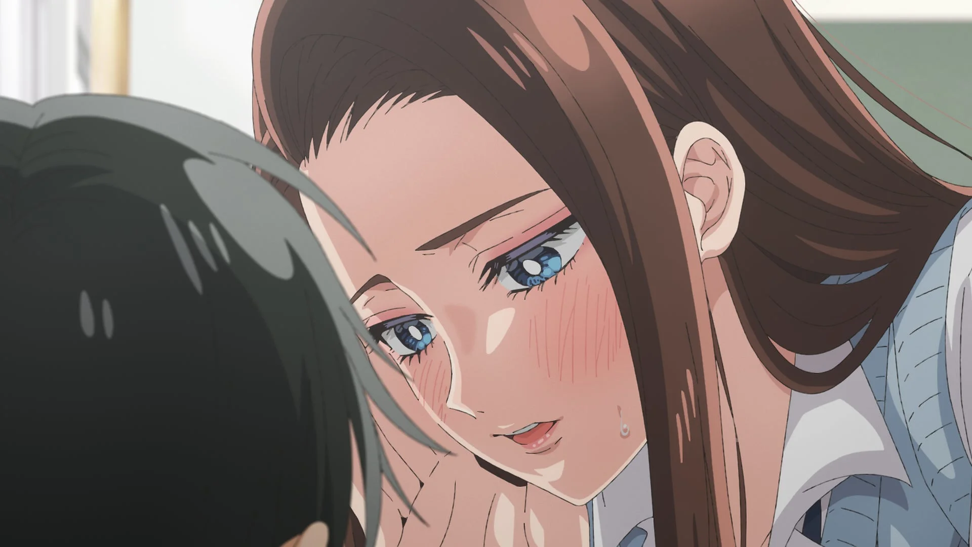 顔を赤らめる女性