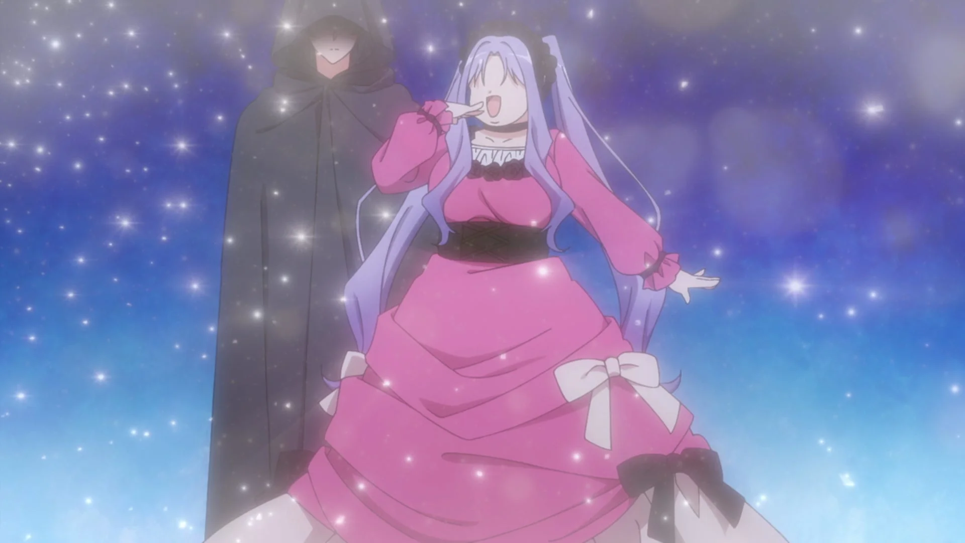 星が煌めく幻想的な背景の中、ピンクのドレスを着た紫髪の女性と、黒いマントを羽織った人物が立っているアニメのシーンです。