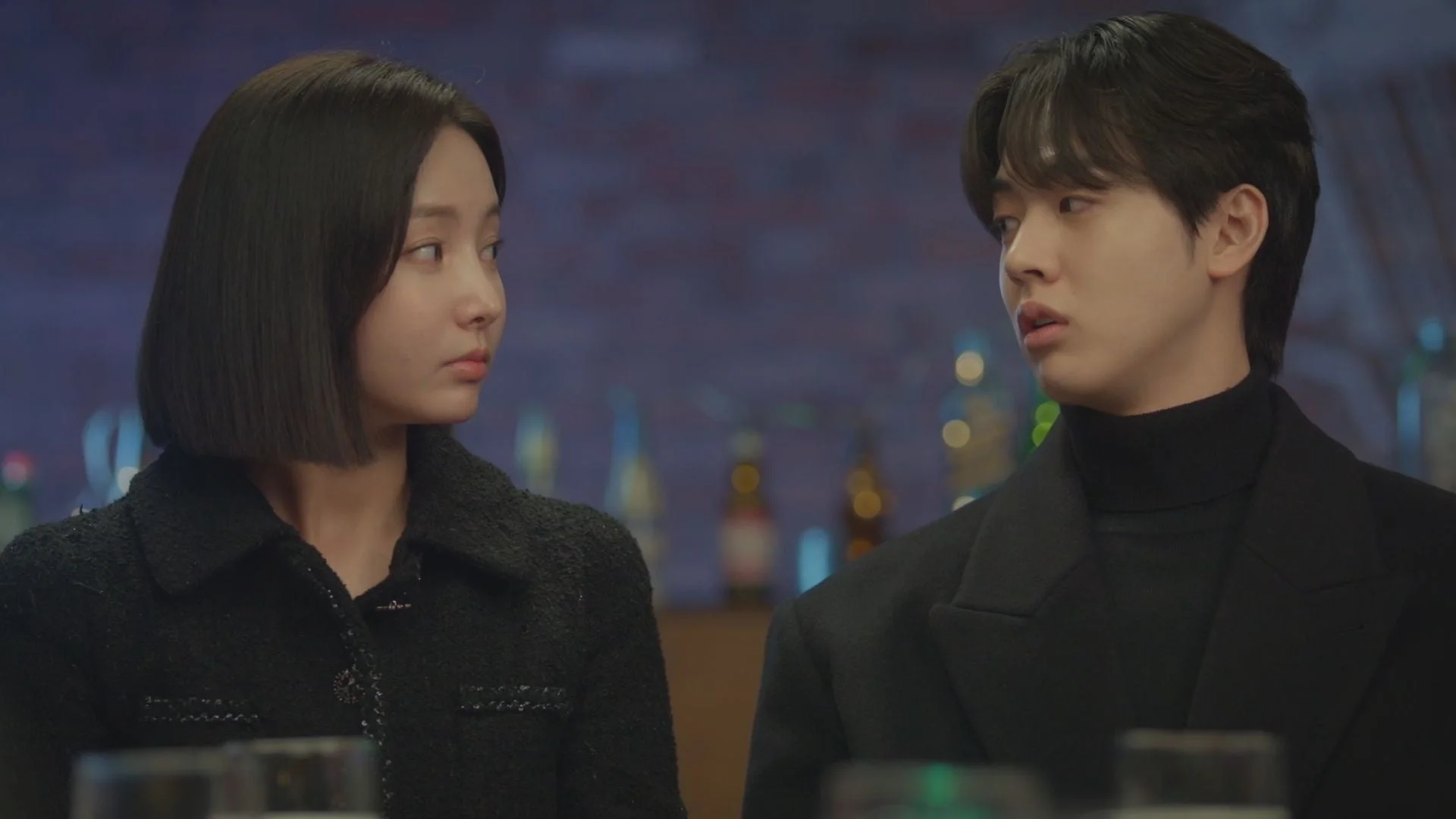 真剣な表情で見つめ合う若い男女