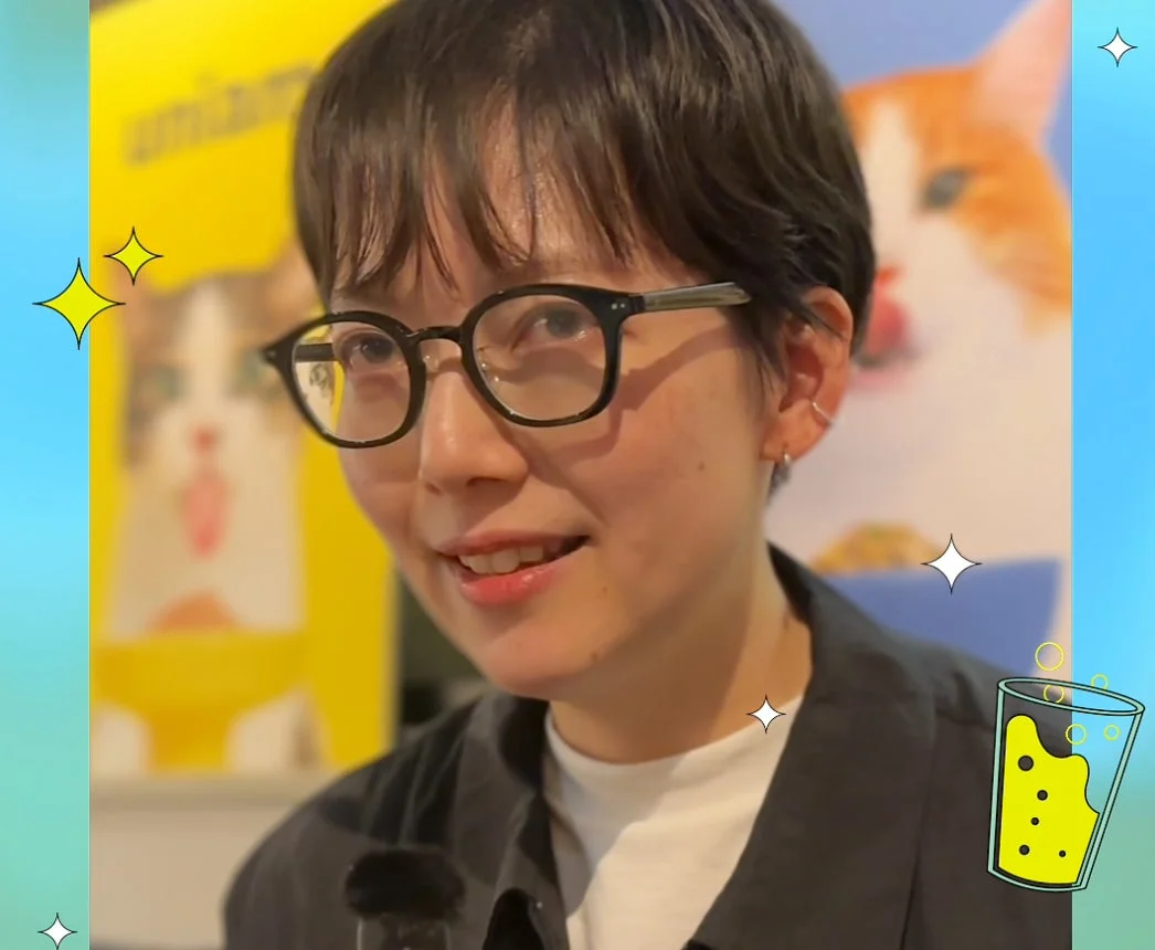 笑顔の女性と猫のイラストポスター