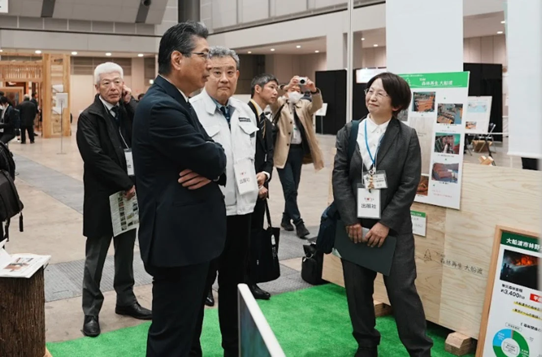 展示会での来場者との会話