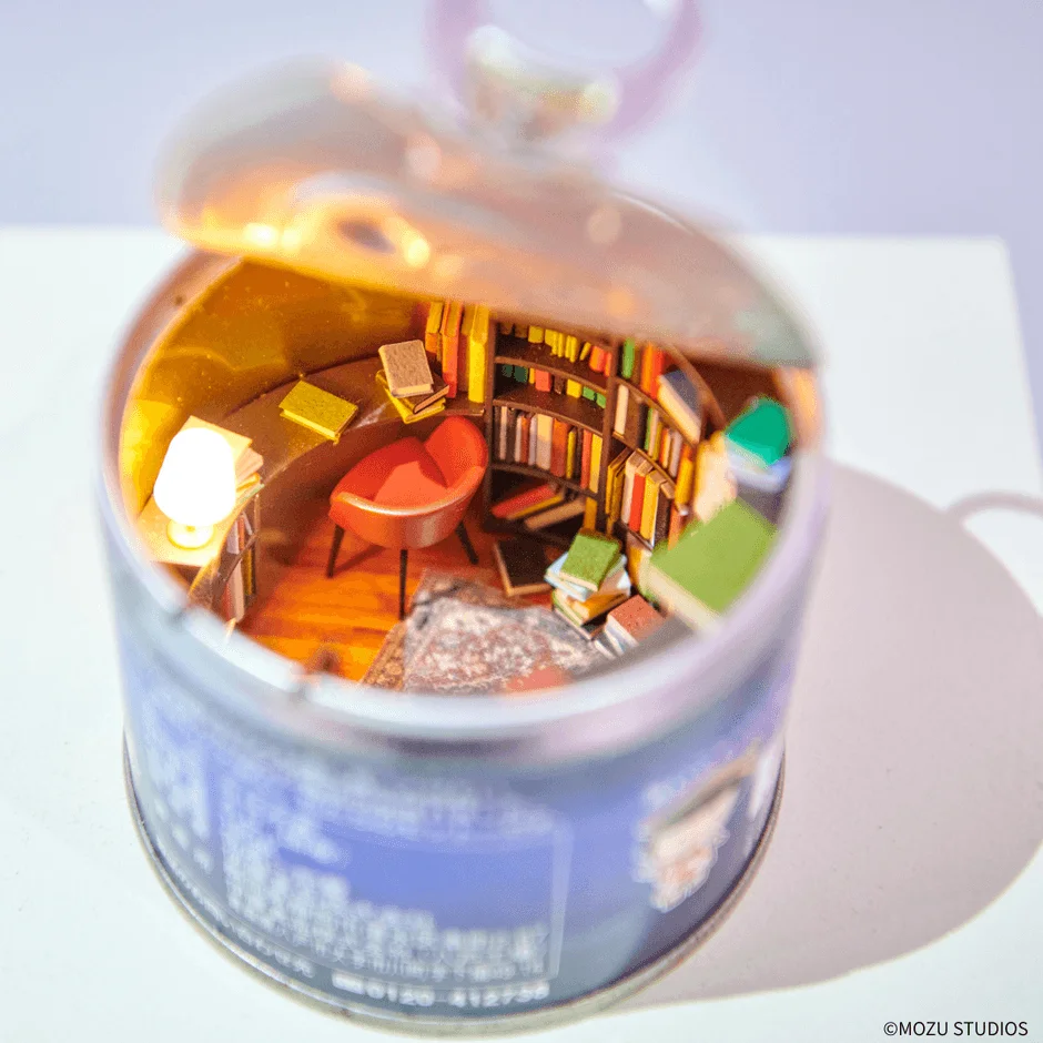 缶の中に作られた精巧なミニチュアの書斎