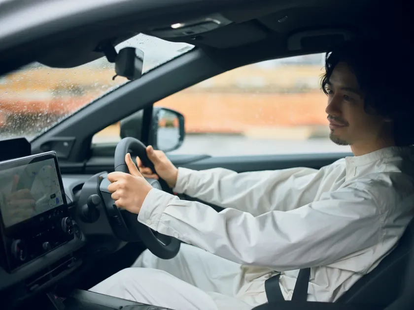 車を運転する斎藤工さん