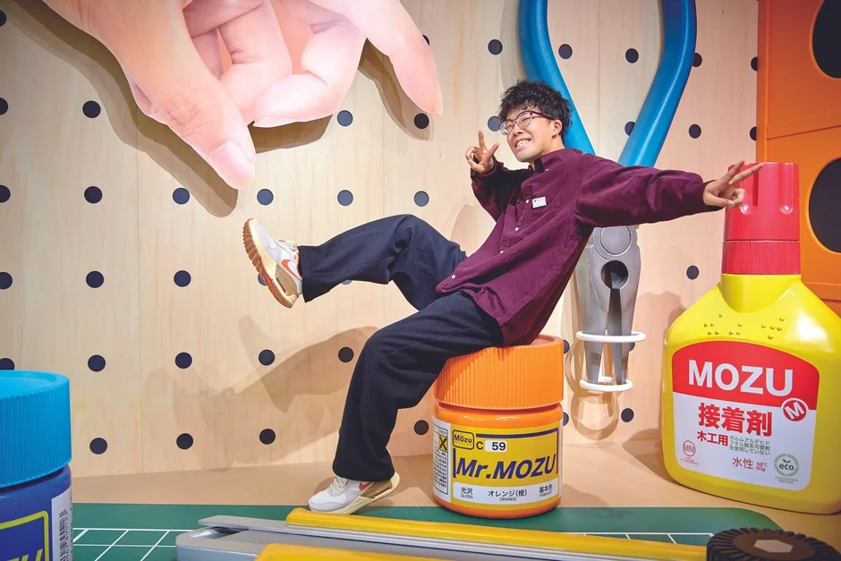 巨大な文房具に囲まれたフォトスポット